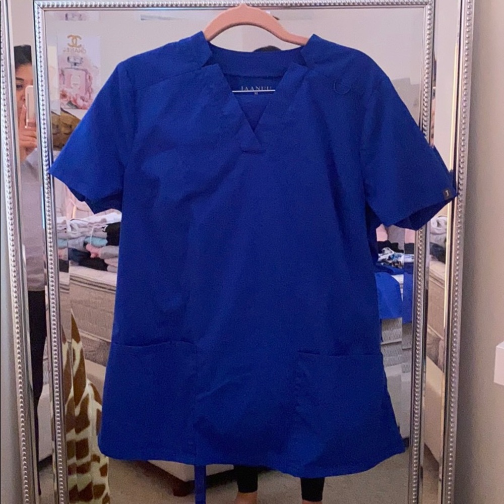 Jaanuu Scrub top